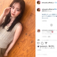 鈴木愛理、ノースリーブのサマーニットで涼し気　大人メイクで異なる雰囲気