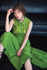 小芝風花「FLASH」表紙＆巻頭グラビア、伸びやかでドレッシーな姿