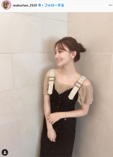 小嶋真子、スタイルアップコーデで大人っぽく　美しいデコルテラインも