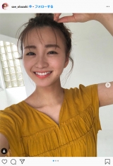 岡崎紗絵、お団子ヘアにビタミンカラーのワンピースで元気印「可愛い」