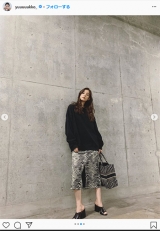 新木優子、ゼブラ柄スカート　大人のモノトーンコーデが「可愛い」