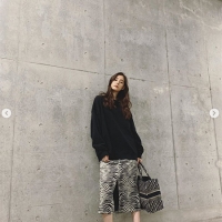 新木優子、ゼブラ柄スカート　大人のモノトーンコーデが「可愛い」