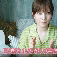 本田翼、夏らしいグリーンのギンガムチェックで爽やかコーデ　美白も