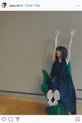 池田エライザ、黒髪脇見せショット　抜け感のあるブラックコーデ