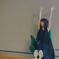 池田エライザ、黒髪脇見せショット　抜け感のあるブラックコーデ