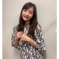板野友美、花柄ワンピースで上品コーデ