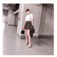 トリンドル玲奈、ミニスカとベージュブーツの美脚コーデ「足美しい！」