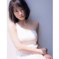 吉岡里帆、ワンショルのホワイトコーデで美デコルテも「透明感」「綺麗」