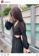 マギー、胸元大胆に開いたワンピース披露　明るめのヘアカラーも