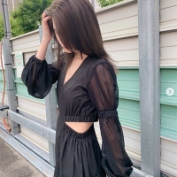 マギー、胸元大胆に開いたワンピース披露　明るめのヘアカラーも