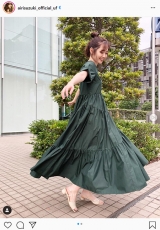 鈴木愛理、グリーンが華やかに　ふんわりワンピース姿が「可愛い」