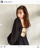 中条あやみ、大胆背中開きワンピで美背中　リボン結びでオシャレに
