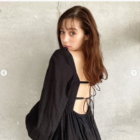 中条あやみ、大胆背中開きワンピで美背中　リボン結びでオシャレに