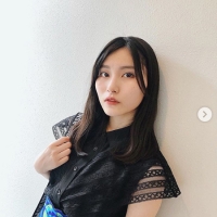 AKB48福岡聖菜、黒のレーススカートをワンピース風に着こなし「オシャレ」