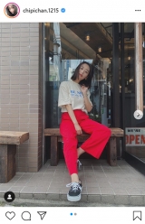 近藤千尋、赤のカラーパンツのアメカジコーデ「似合う！」