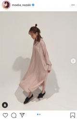 野崎萌香、抜け感ロングワンピの私服　ハーフアップお団子ヘアも