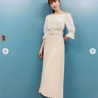 高橋ひかる、清楚なワンショルダーのプリーツワンピで大人感