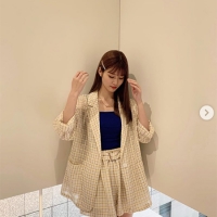生見愛瑠、チェックのセットアップでこなれ感　ショートパンツからは美脚も
