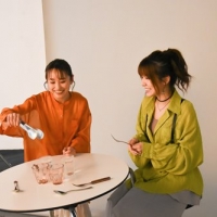 高橋愛＆田中れいな、無人ドローン撮影で自然体な表情