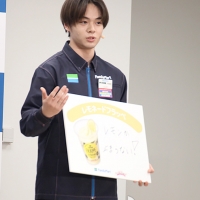 JO1・鶴房汐恩、フラッペ夏の新フレーバー推しメンバー発表イベント