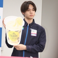 JO1・鶴房汐恩、フラッペ夏の新フレーバー推しメンバー発表イベント