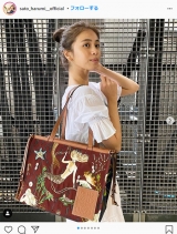 E-girls・佐藤晴美、白ドレスで爽やか愛されルック　お団子ヘアで美うなじ