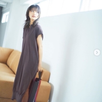 川口春奈、スリットワンピース