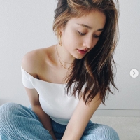 谷まりあ、オフショルトップスでヘルシーな肌見せ「かわいい」