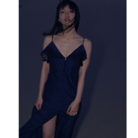 吉岡里帆、引き締まった首、大胆な胸元　妖艶ドレスにファン「見惚れる」