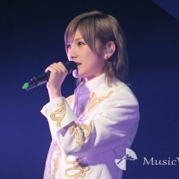 AKB48岡田奈々、卒アル公開　キリッとした表情に面影