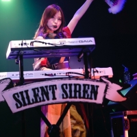 SILENT SIREN「諦めないこの世界は最高」無観客ライブで見せた音楽愛