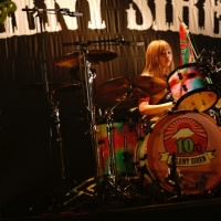 SILENT SIREN「諦めないこの世界は最高」無観客ライブで見せた音楽愛