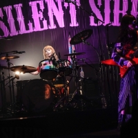 SILENT SIREN「諦めないこの世界は最高」無観客ライブで見せた音楽愛
