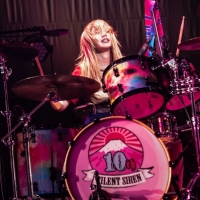SILENT SIREN「諦めないこの世界は最高」無観客ライブで見せた音楽愛