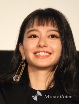 山本舞香の腹筋に驚きの声「腹筋かっけぇ」「この腹筋に惚れる」