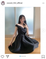 Cocomi、Ｖネックオフショルドレスで美デコルテ