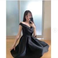 Cocomi、Ｖネックオフショルドレスで美デコルテ