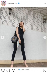 新木優子、ノースリ＆タイトデニムの私服「スタイル良すぎ」「流石の美脚」