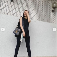 新木優子、ノースリ＆タイトデニムの私服「スタイル良すぎ」「流石の美脚」