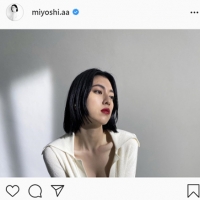 三吉彩花、胸元ざっくりホワイトコーデ　朝比奈彩も絶賛の美しさ「綺麗」