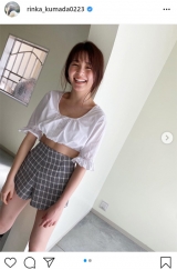 久間田琳加、白のブラウスで爽やかなへそ出し＆美脚「縦線きれい」