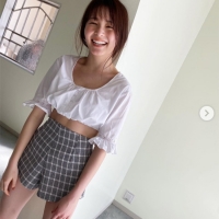 久間田琳加、白のブラウスで爽やかなへそ出し＆美脚「縦線きれい」