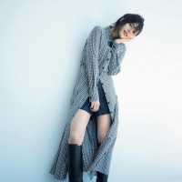 有村架純、ロングシャツとショートパンツ