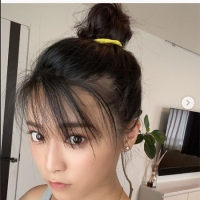 小島瑠璃子、前髪アリ＆お団子ヘア