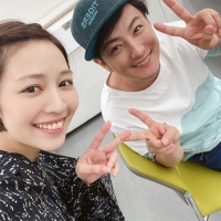 上地雄輔、吉谷彩子との笑顔の２ショット