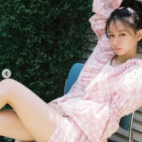 山本舞香、エモ可愛い80’sコーデ