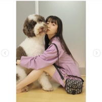 Cocomi、パープルのセットアップでセクシーに
