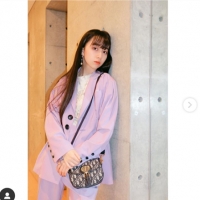 Cocomi、パープルのセットアップでセクシーに