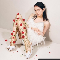 吉岡里帆、“蔓”で編んだ網タイツ姿