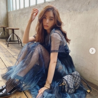 新木優子、透け素材の濃淡ブルードレス